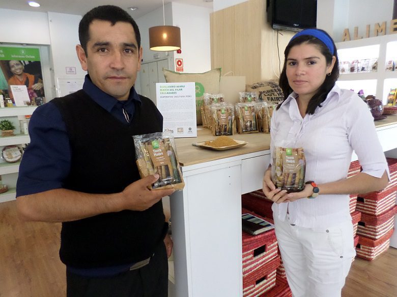 Guillermo Berru y María Valladares, en la tienda de Oxfam Intermón en Madrid 